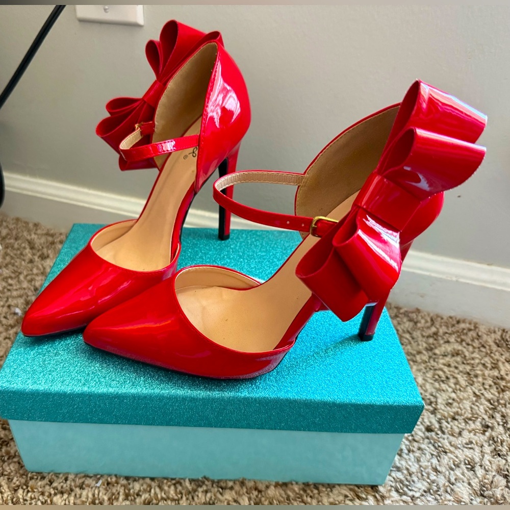 Red Bow patent leather pumps